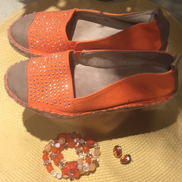 💲🔻EUC Espadrille White Mountain Studded Canvas Flats in 🍊 - Picture 3 of 3